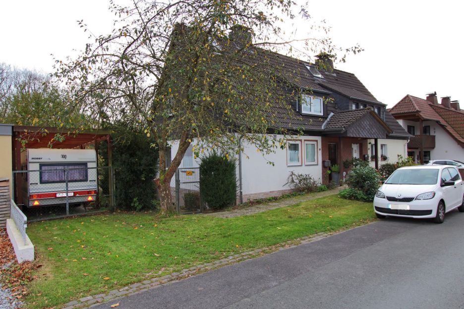 Ansicht Straße und Carport Doppelhaushälfte Menden Immobilienmakler Menden